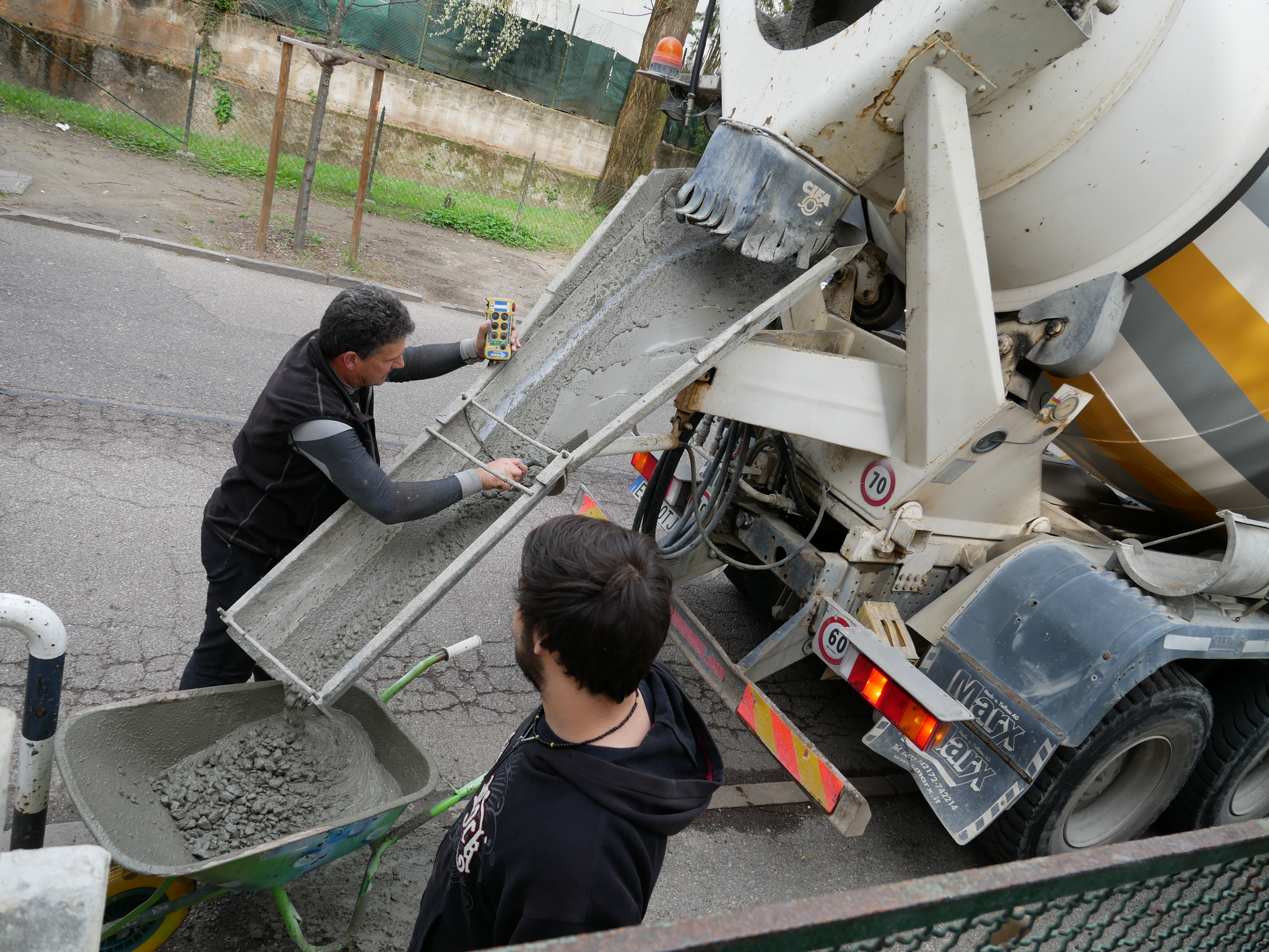 Beton für Eingangssäule - Cemento per pilastri - Jugendzentrum Jungle Meran - Centro giovanile Jungle Merano