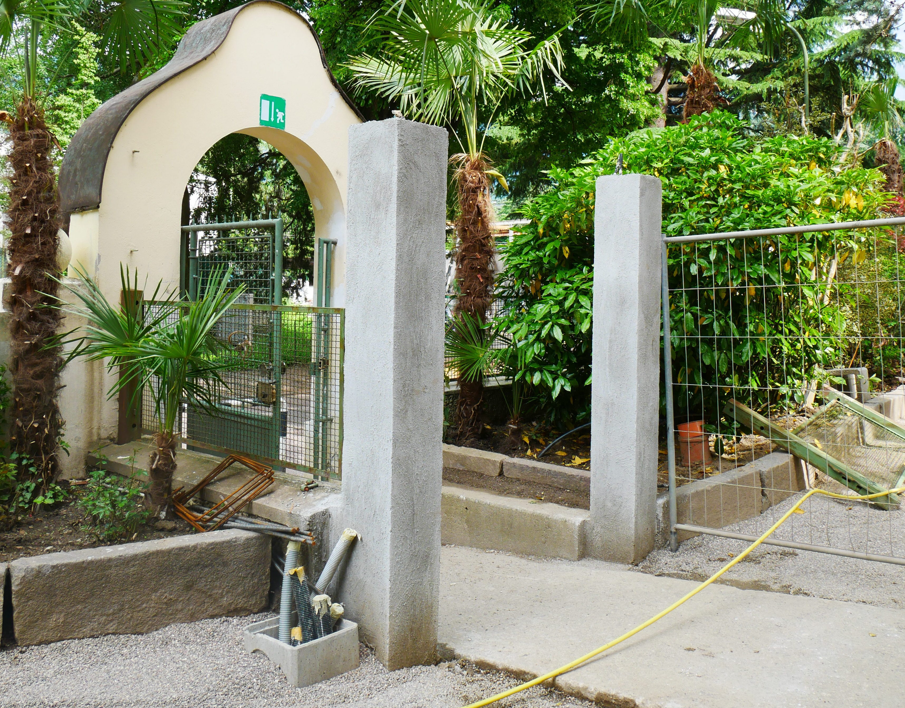 Neue Eingangssäulen - nuovi pilastri entrata - Jugendzentrum Jungle Meran - Centro giovani Jungle Merano