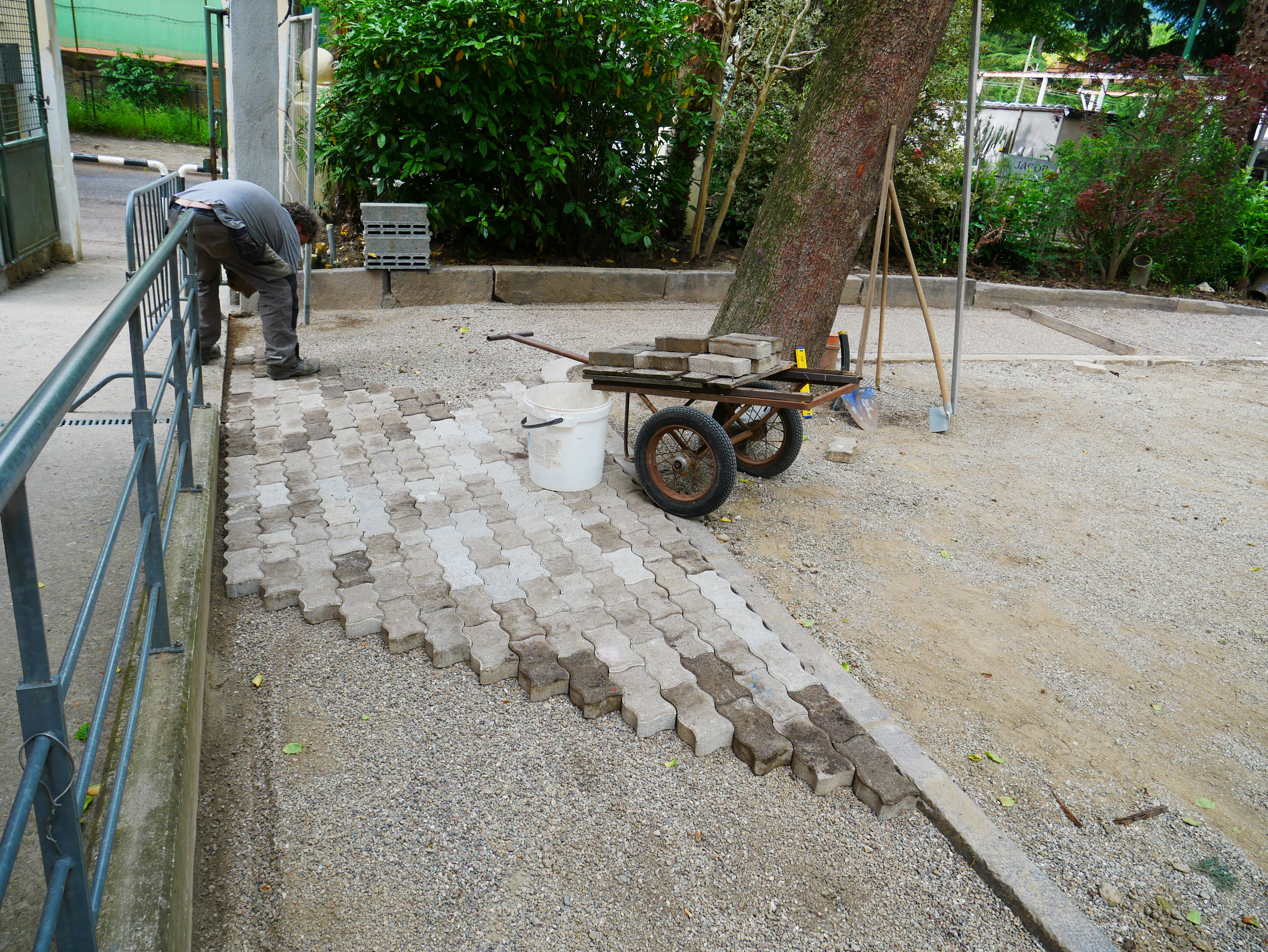 Verlegung Pflastersteine - Posa mattonelle - Jugendzentrum Jungle Meran - Centro giovani Jungle Merano