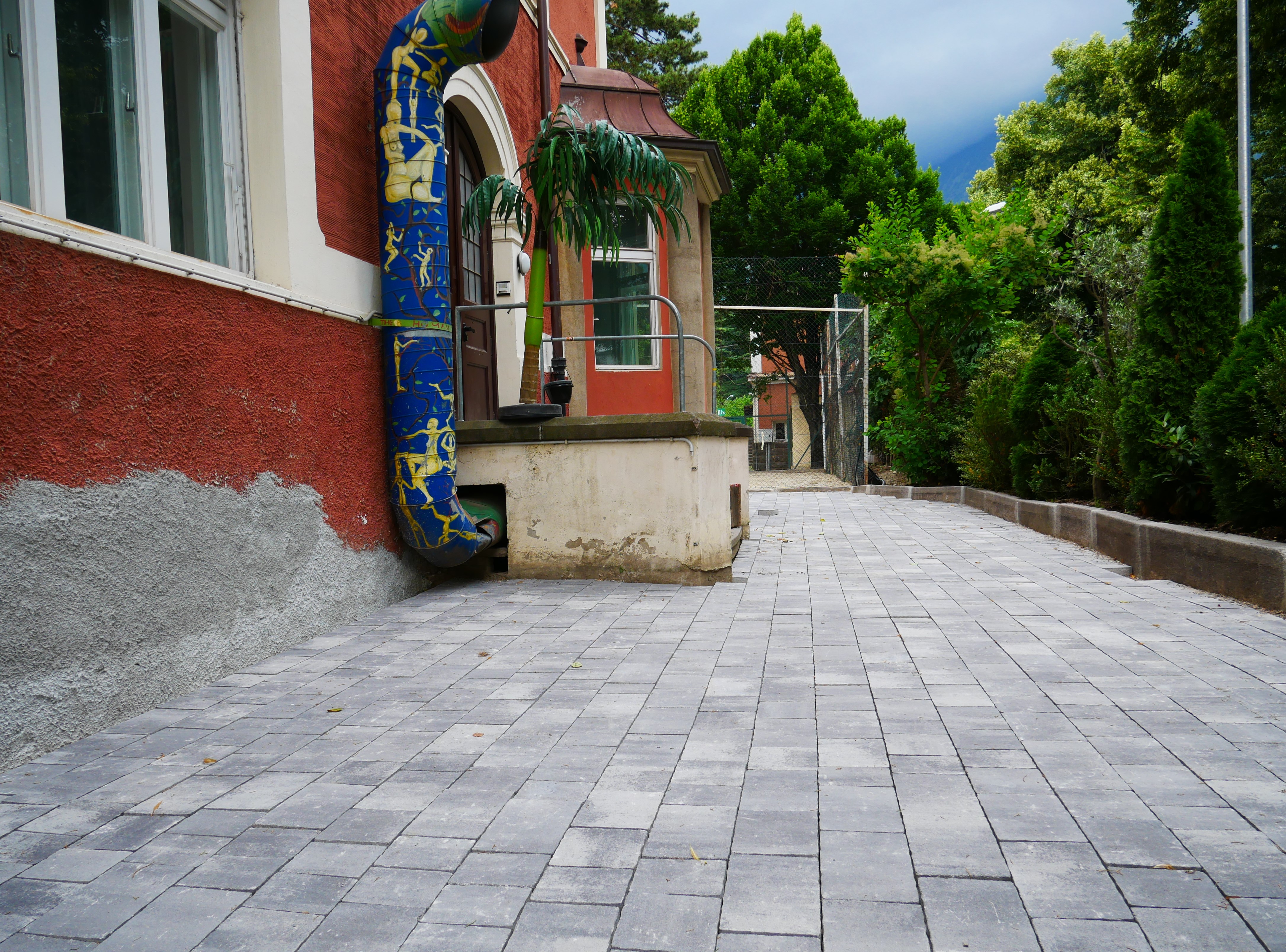 Gepflasterte Terrasse - Terrazza lastricata - Jugendzentrum Jungle Meran - Centro giovani Jungle Merano