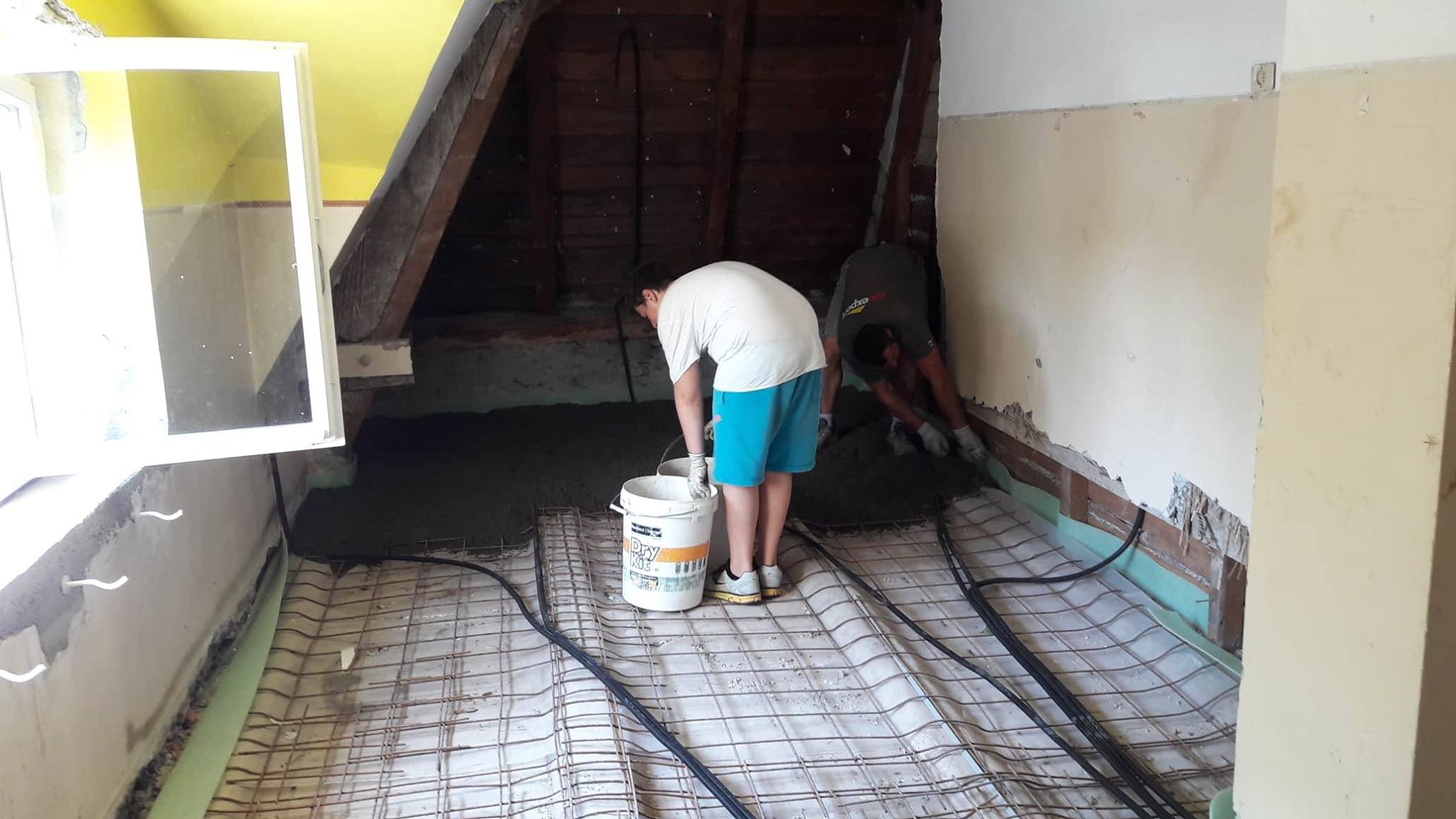 Zementierung der Böden im 2. Stock - Cementare il pavimento del secondo piano - Jugendzentrum Jungle Meran - Centro giovani Jungle Merano