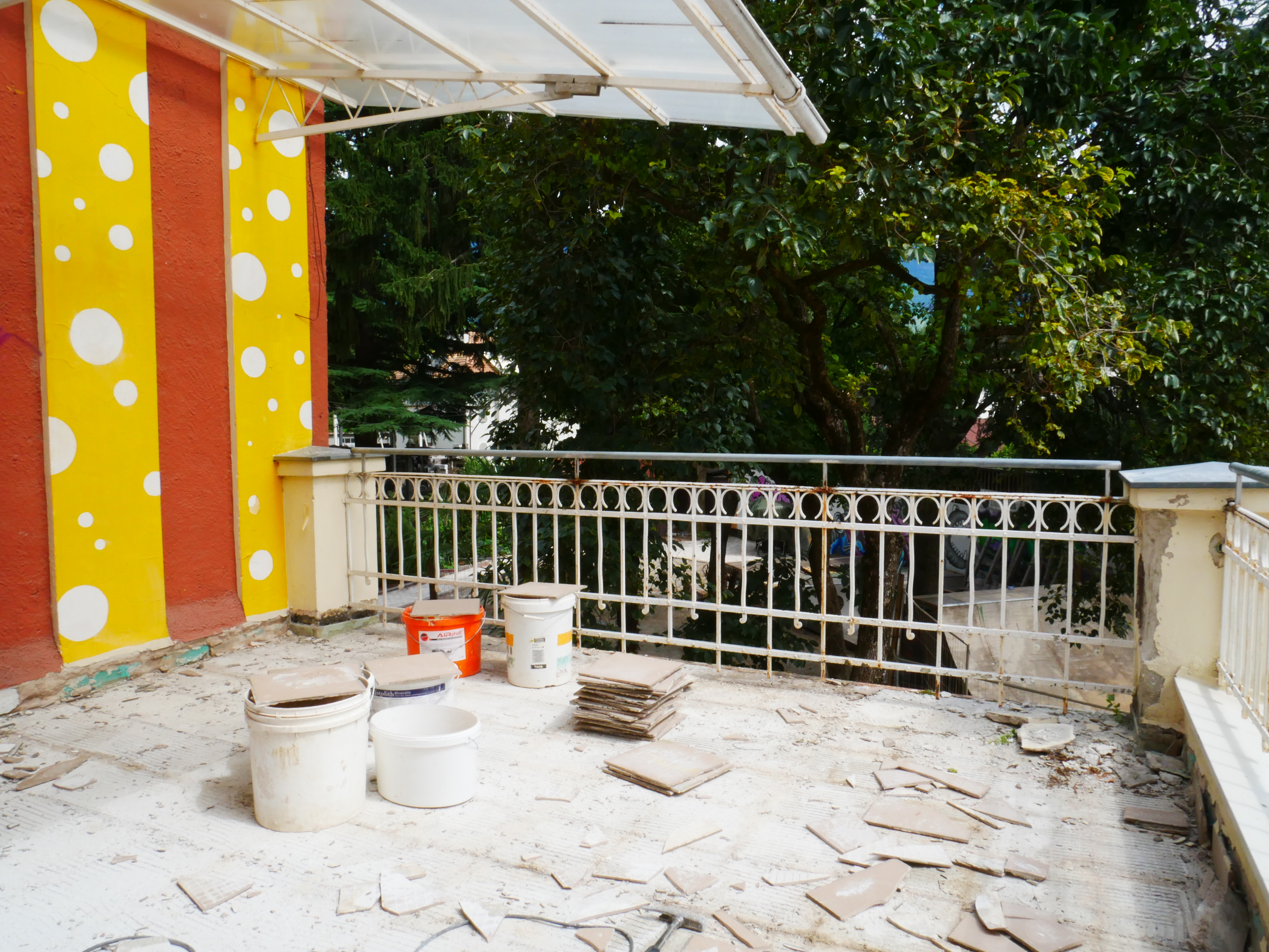 Vorbereitung Terrassenboden - Preparazione pavimento terrazza - Jugendzentrum Jungle Meran - Centro giovani Jungle Merano