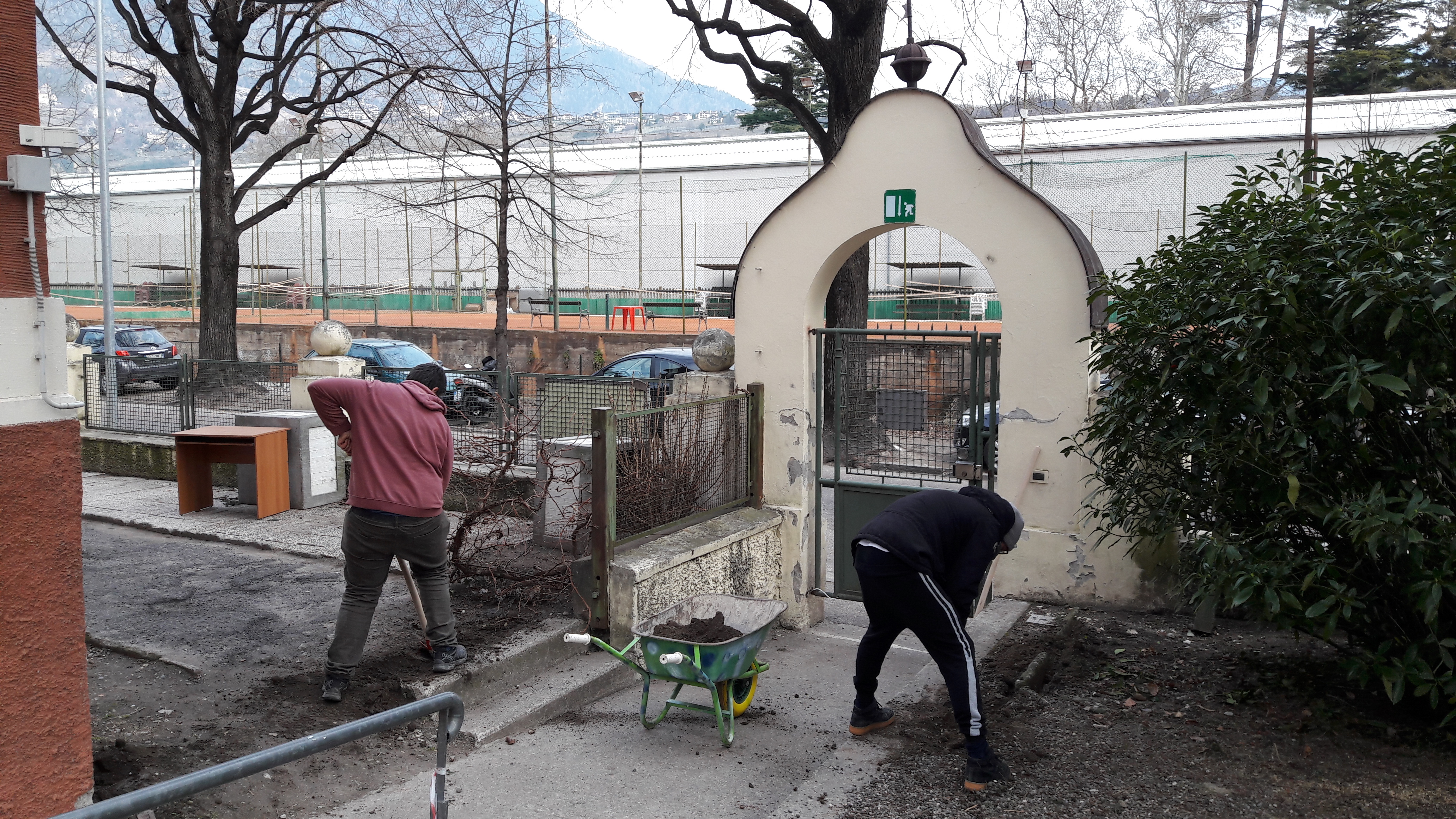 Freilegung Terrasse - Preparazione terrazza - Jugendzentrum Jungle Meran - Centro giovani Jungle Merano