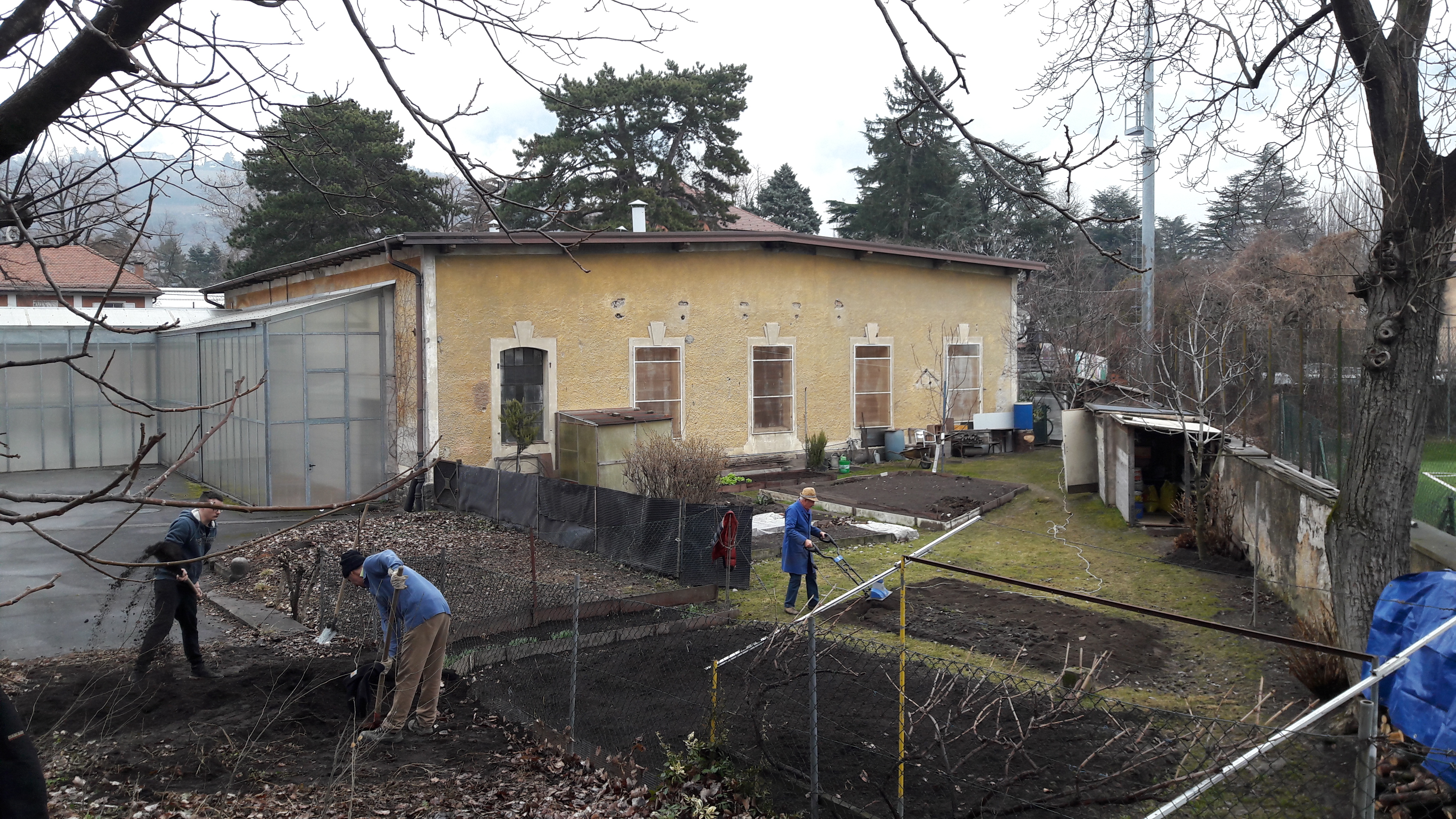 Errichtung Beete im Gemüsegarten - Preparazione aiuole per l'orto - Jugendzentrum Jungle Meran - Centro giovani Jungle Merano