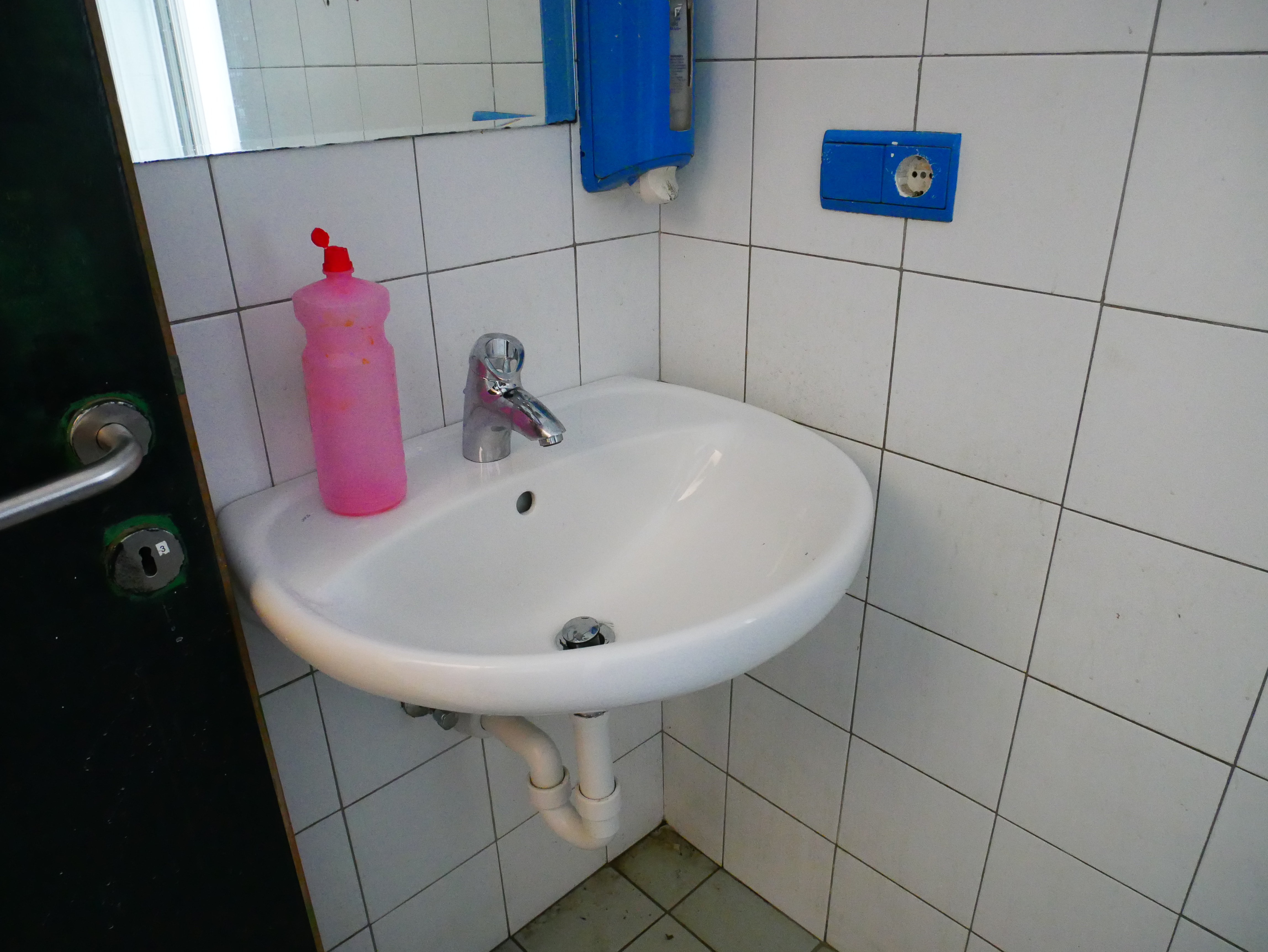 Neues Waschbecken im Herren-WC - Nuovo lavandino nel bagno dei ragazzi - Jugendzentrum Jungle Meran - Centro giovani Jungle Merano