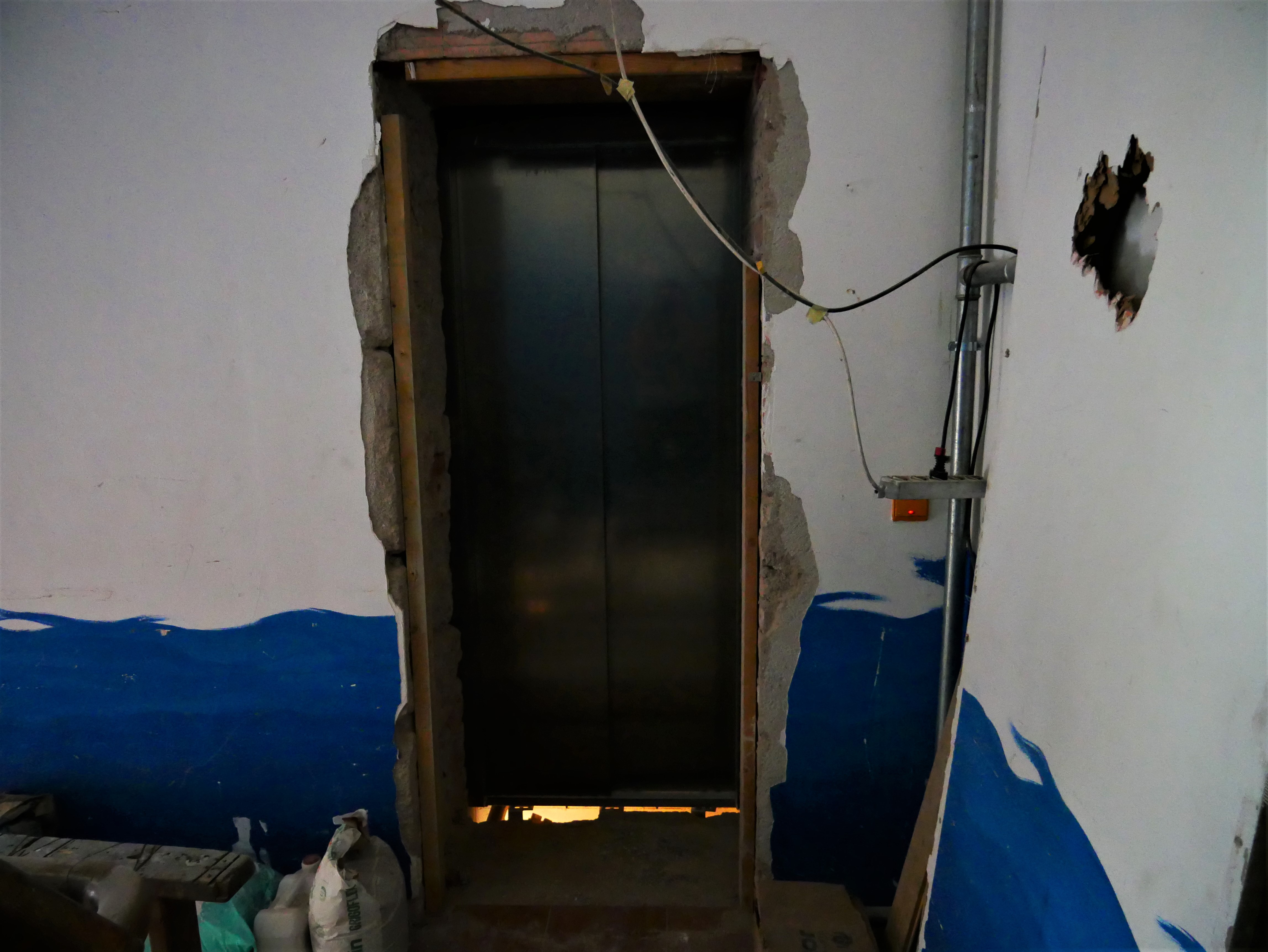 Montage Aufzugtüren - Montaggio porte ascensore - Jugendzentrum Jungle Meran - Centro giovani Jungle Merano