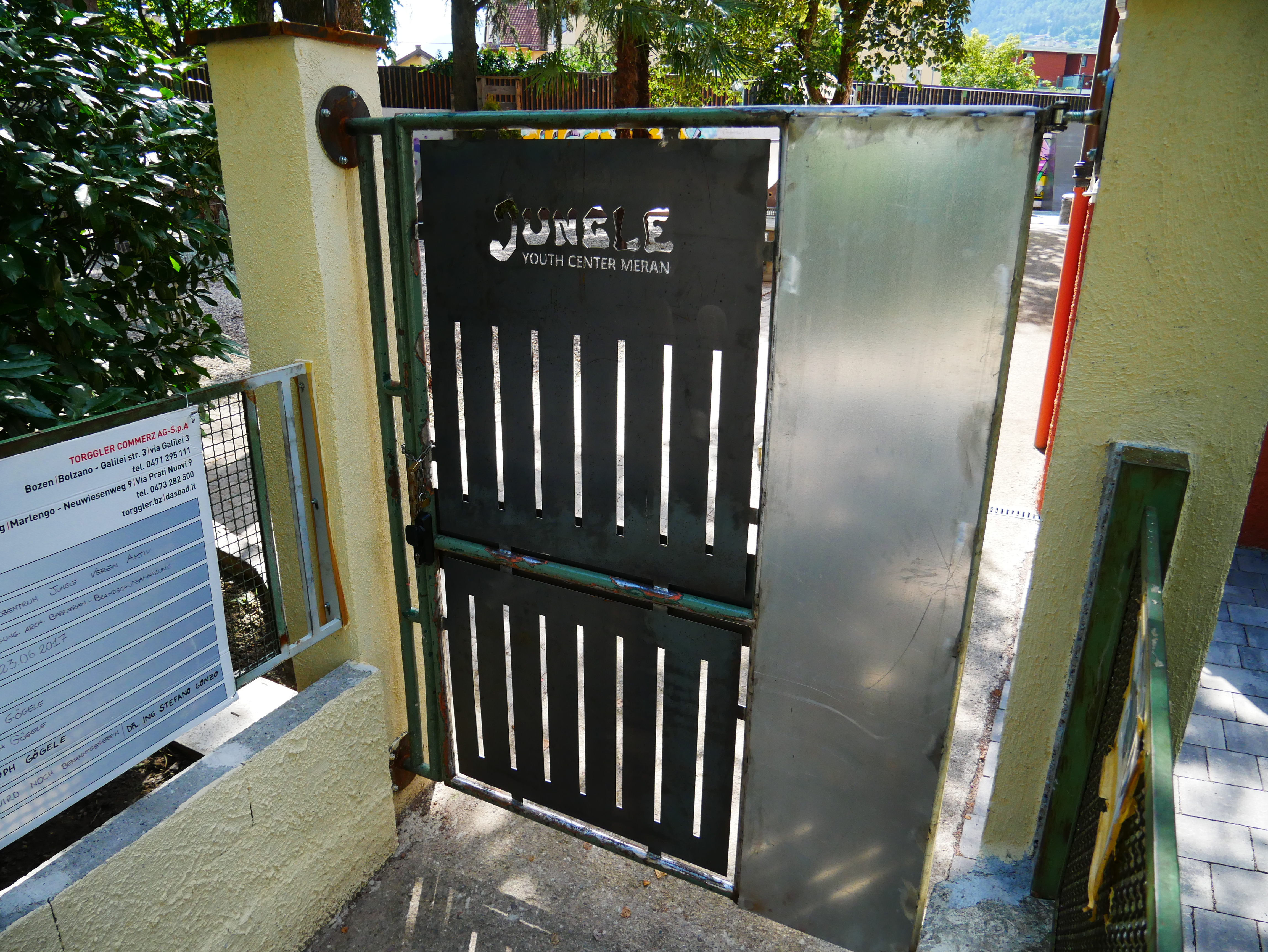 Neues Eingangstor - Portone d'ingresso nuovo - Jugendzentrum Jungle Meran - Centro giovani Jungle Merano