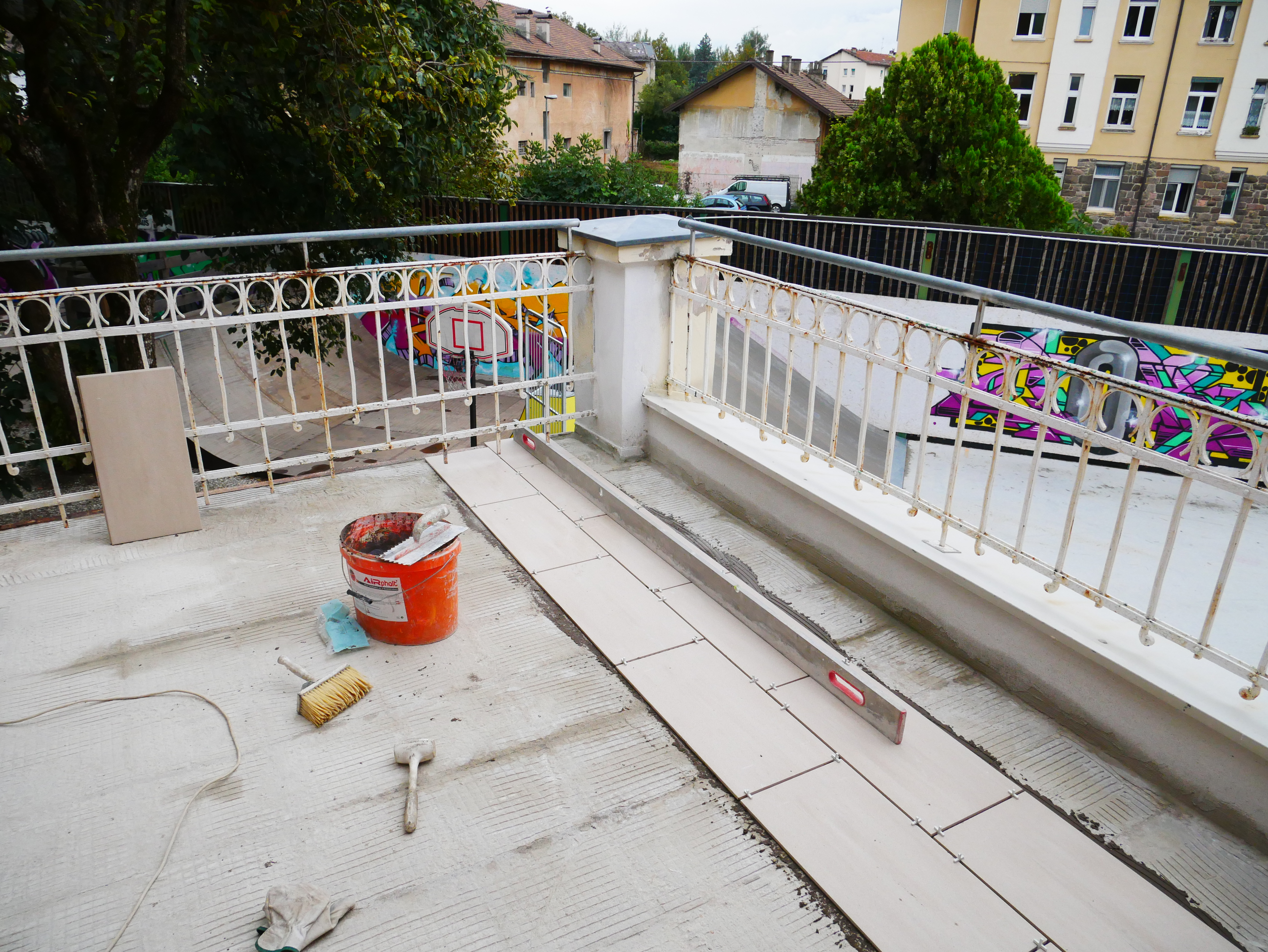 Fließen Terrasse - Posatura piastrelle in terrazza - Jugendzentrum Jungle Meran - Centro giovani Jungle Merano