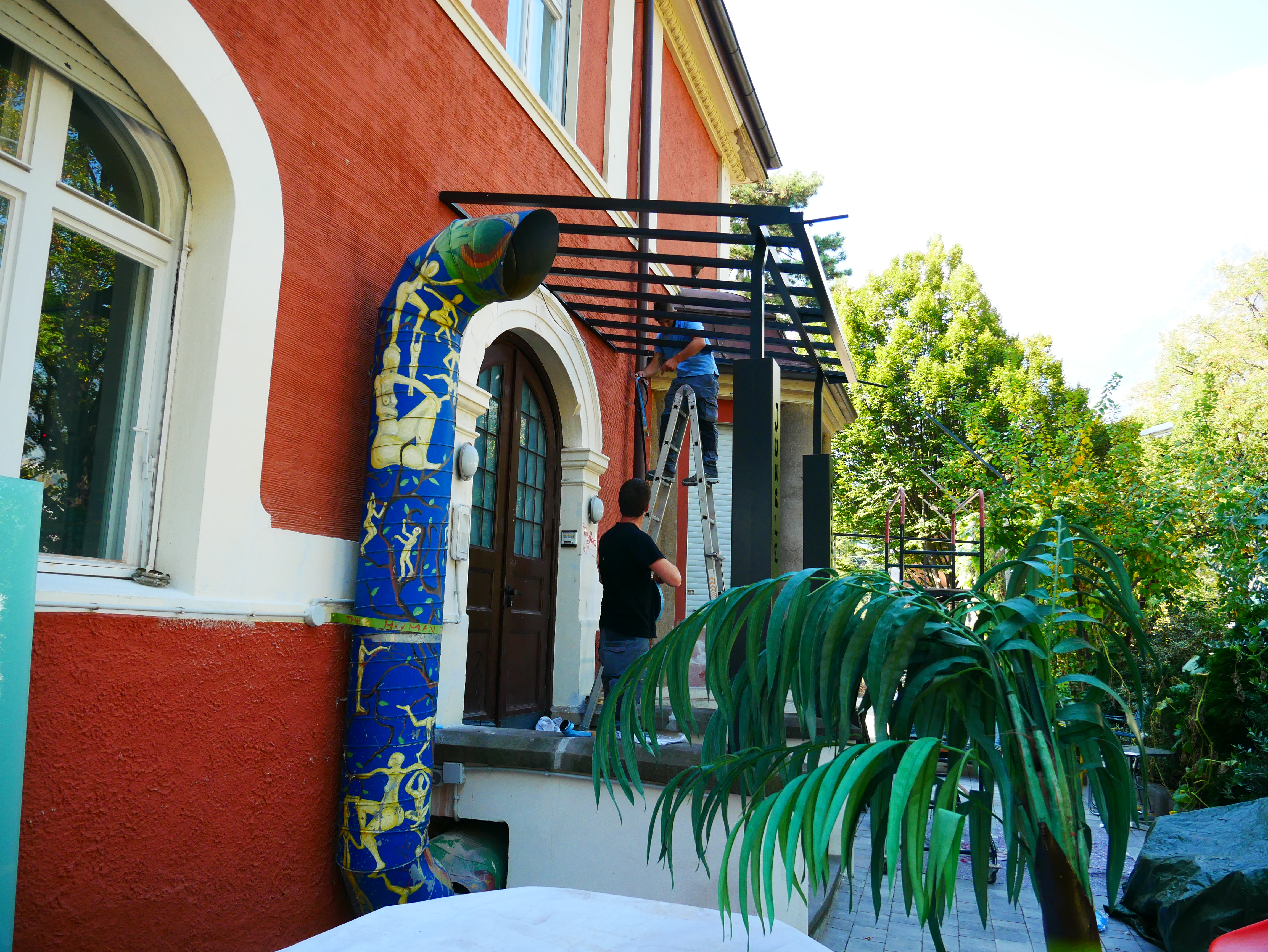 Arbeiten am Vordach - Lavori tettoia - Jugendzentrum Jungle Meran - Centro giovani Jungle Merano