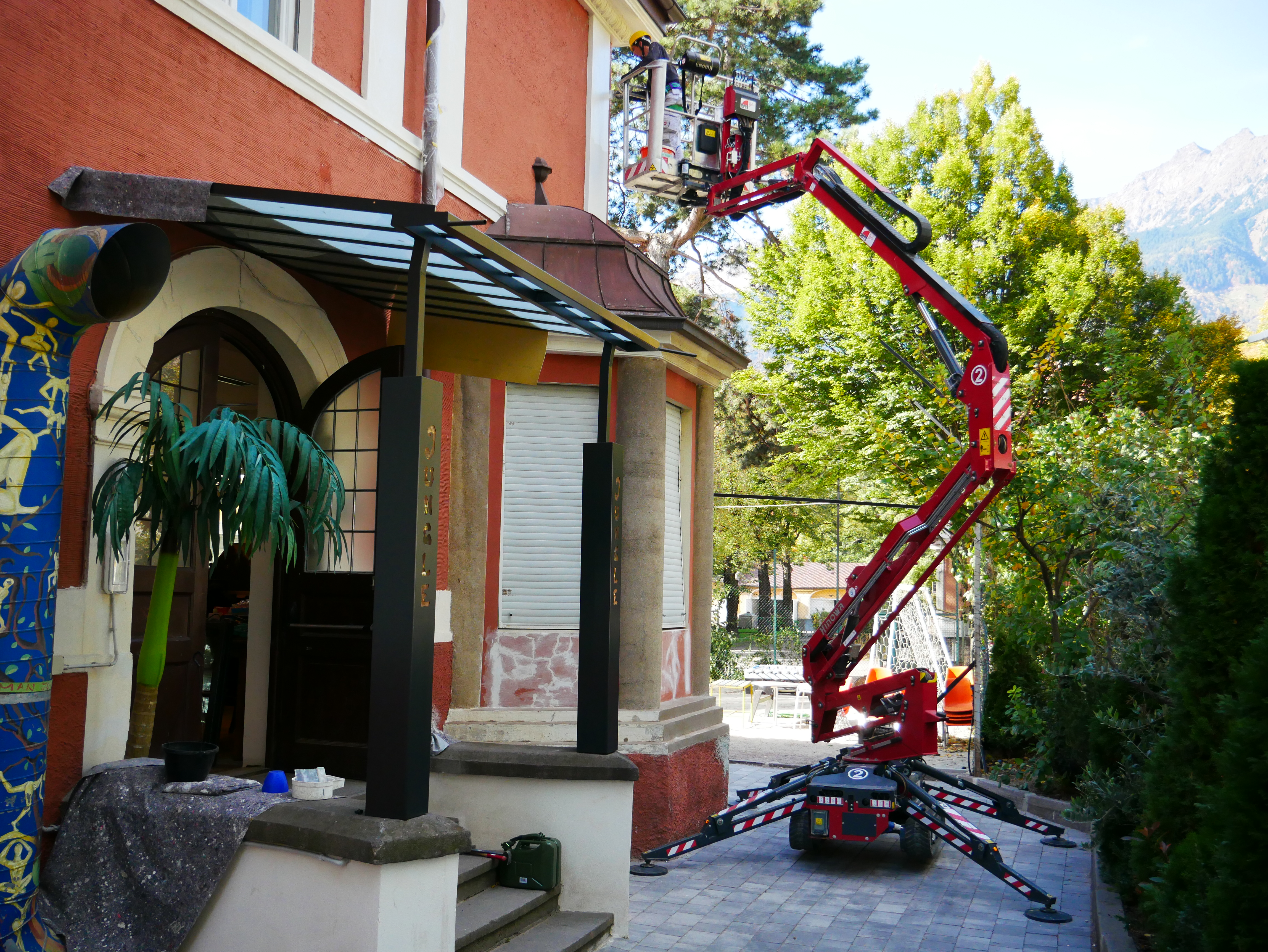 Die Hauswand wird gestrichen - il muro esterno viene verniciato - Jugendzentrum Jungle Meran - Centro giovani Jungle Merano