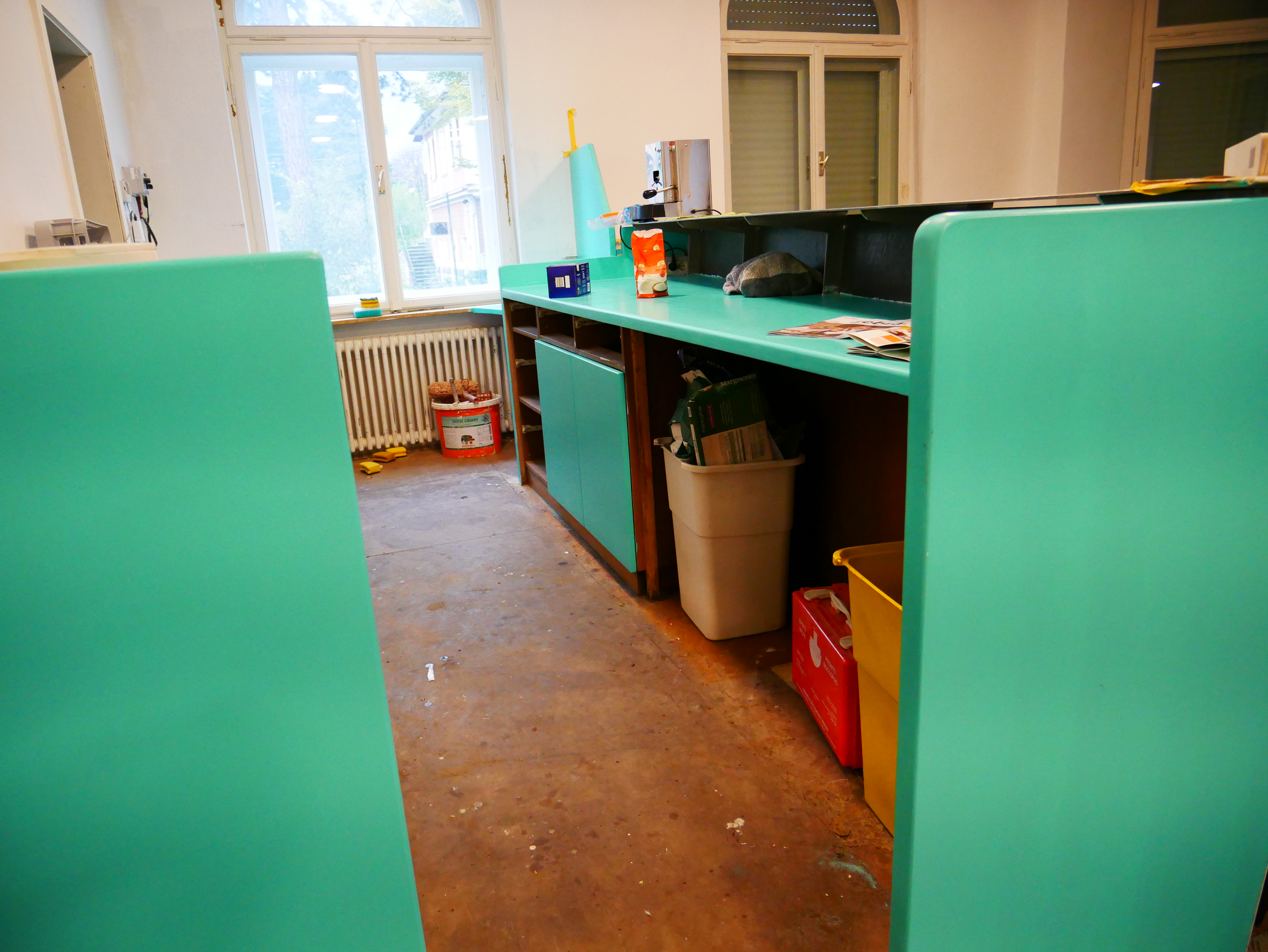 Die Bartheke ist frisch gestrichen - Il banco del bar risplende con un nuovo colore - Jugendzentrum Jungle Meran - Centro giovani Jungle Merano
