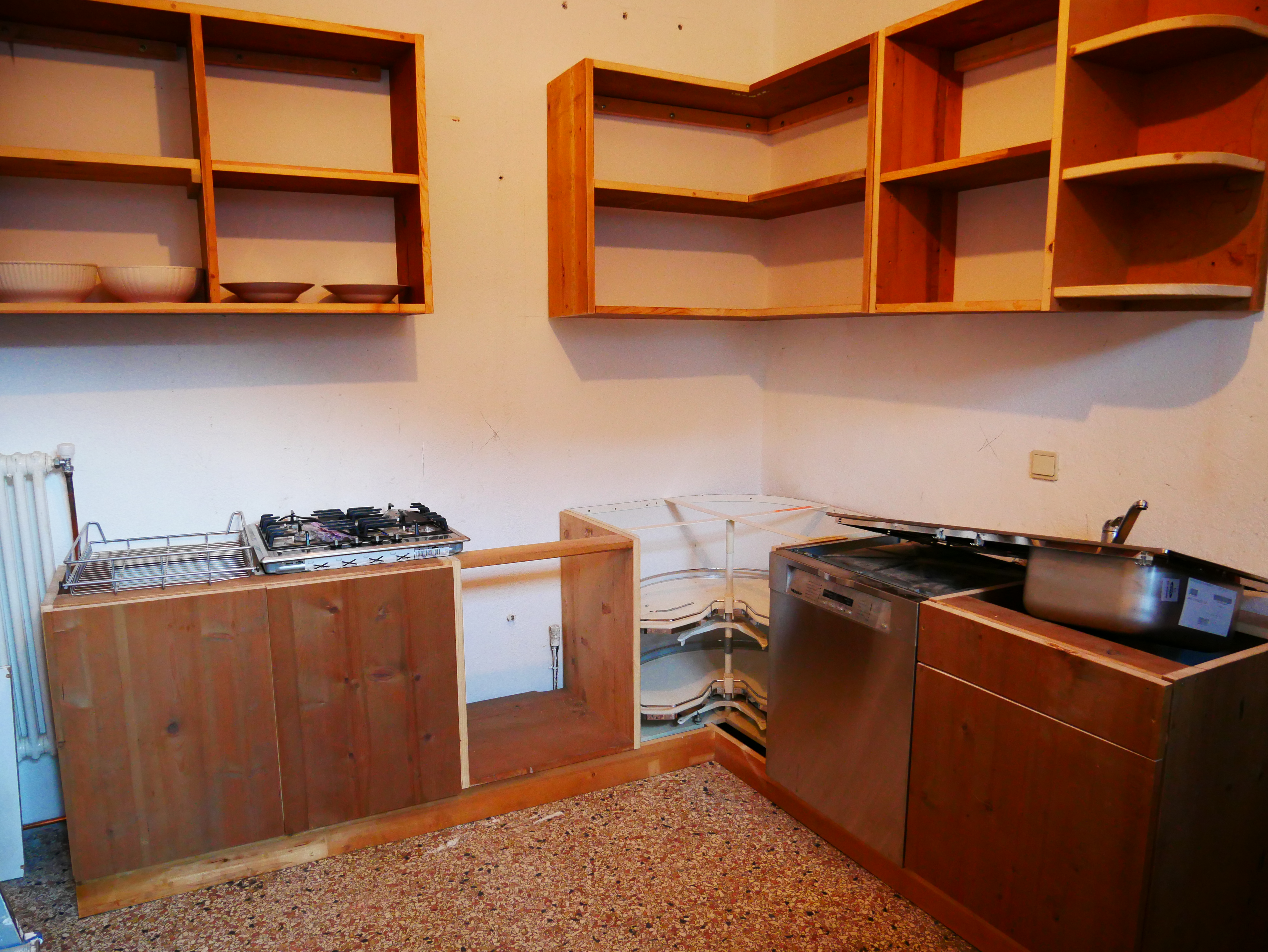 Der Bau der neuen Holzküche geht voran - La costruzione della cucina in legno procede - Jugendzentrum Jungle Meran - Centro giovani Jungle Merano