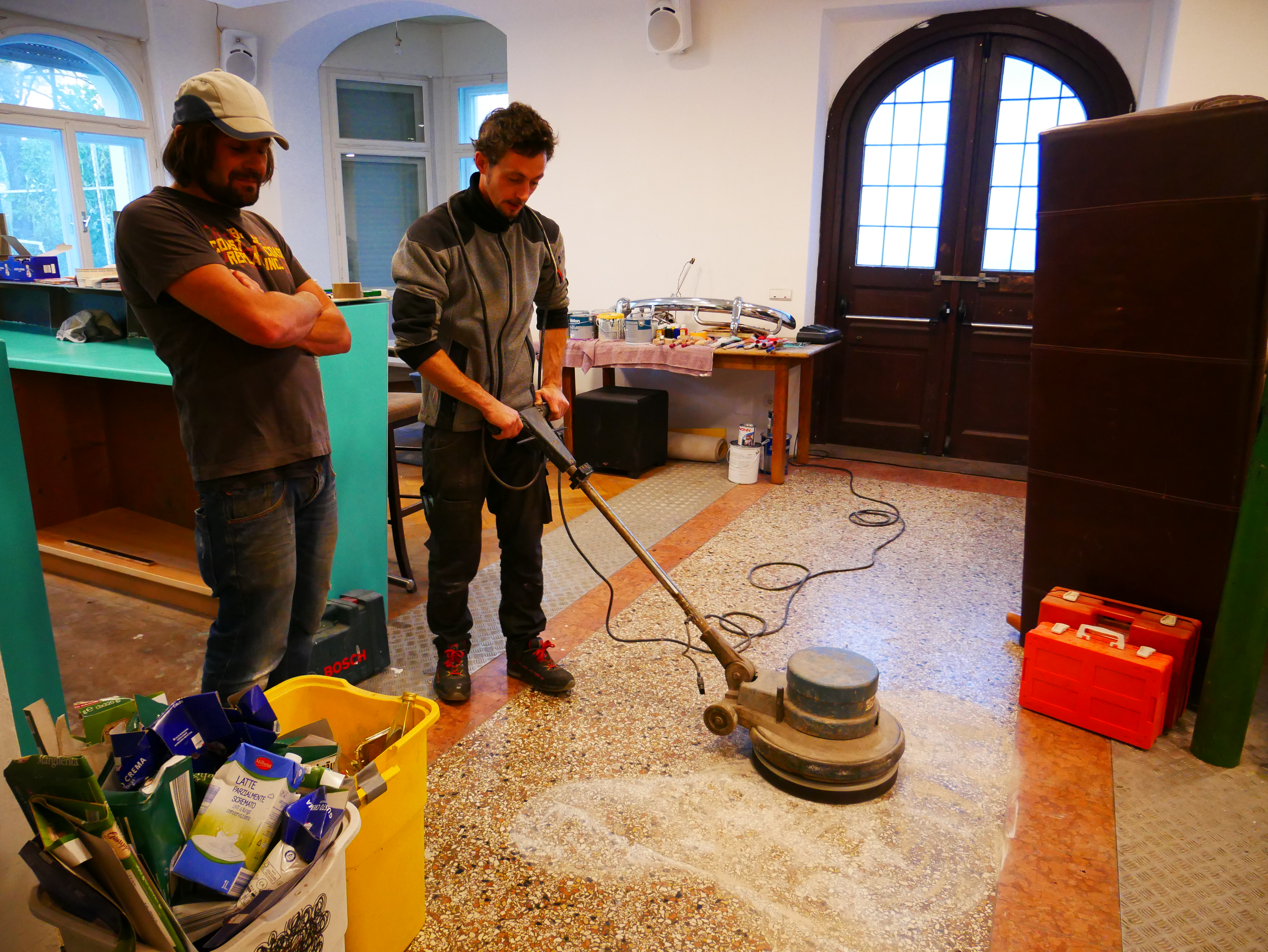 Der Terrazzoboden wird geschliffen - Il pavimento viene levigato - Jugendzentrum Jungle Meran - Centro giovani Jungle Merano