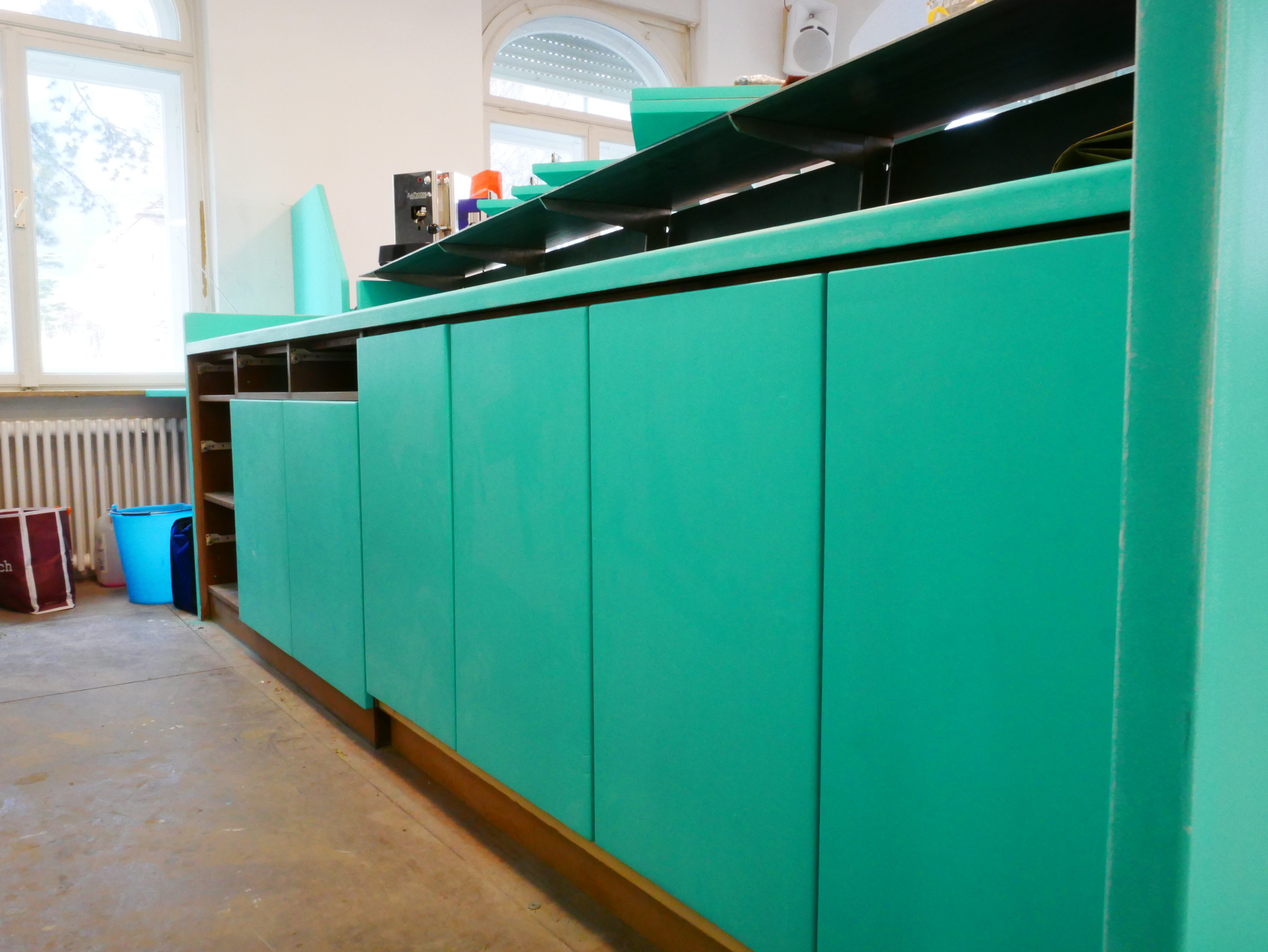 Müllbehälter aus Holz in der Bar - Recipienti per i rifiuti in legno nel bar - Jugendzentrum Jungle Meran - Centro giovani Jungle Merano