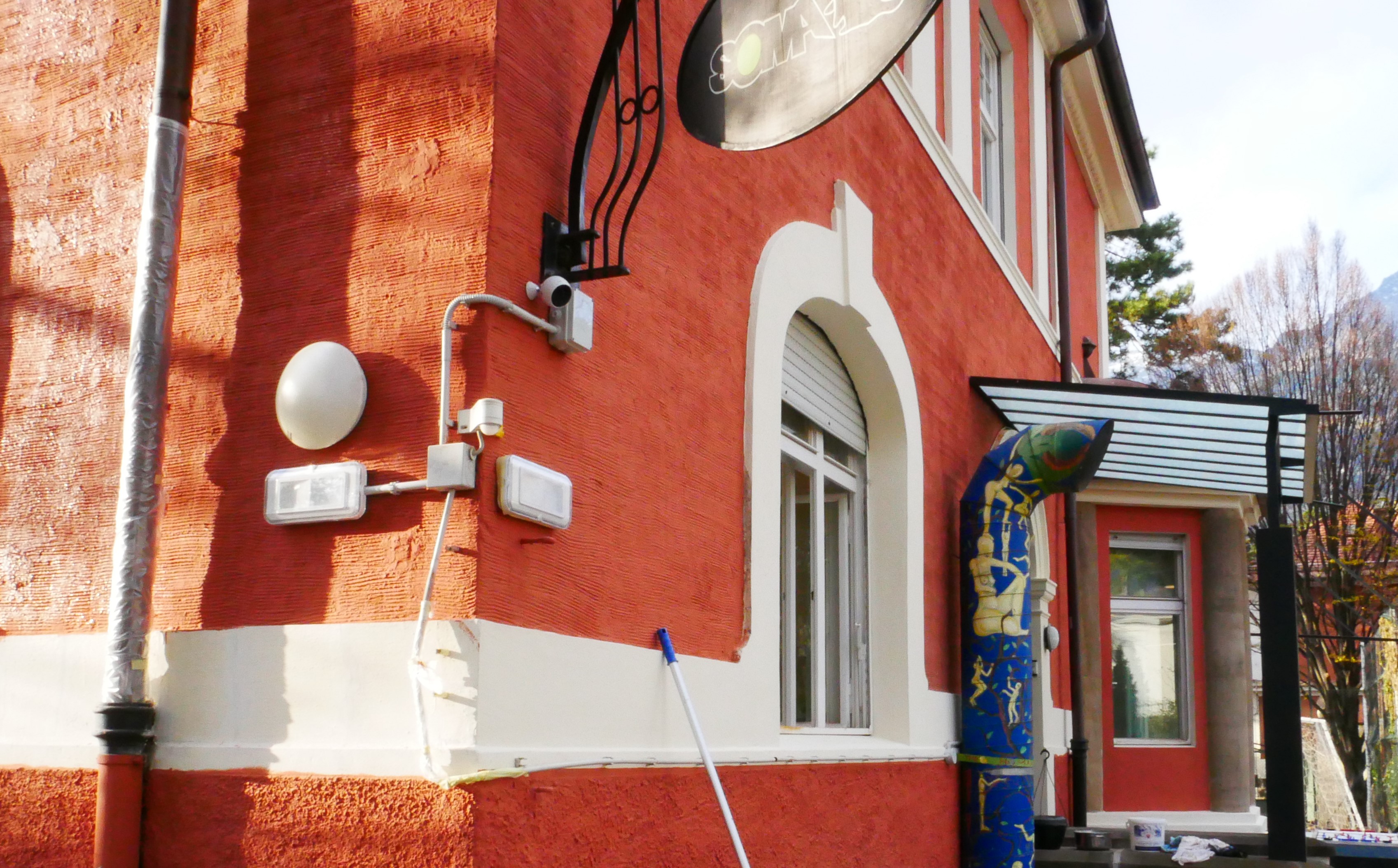 Die Hauswand wird frisch gestrichen! - Il muro esterno viene verniciato! - Jugendzentrum Jungle Meran - Centro giovani Jungle Merano