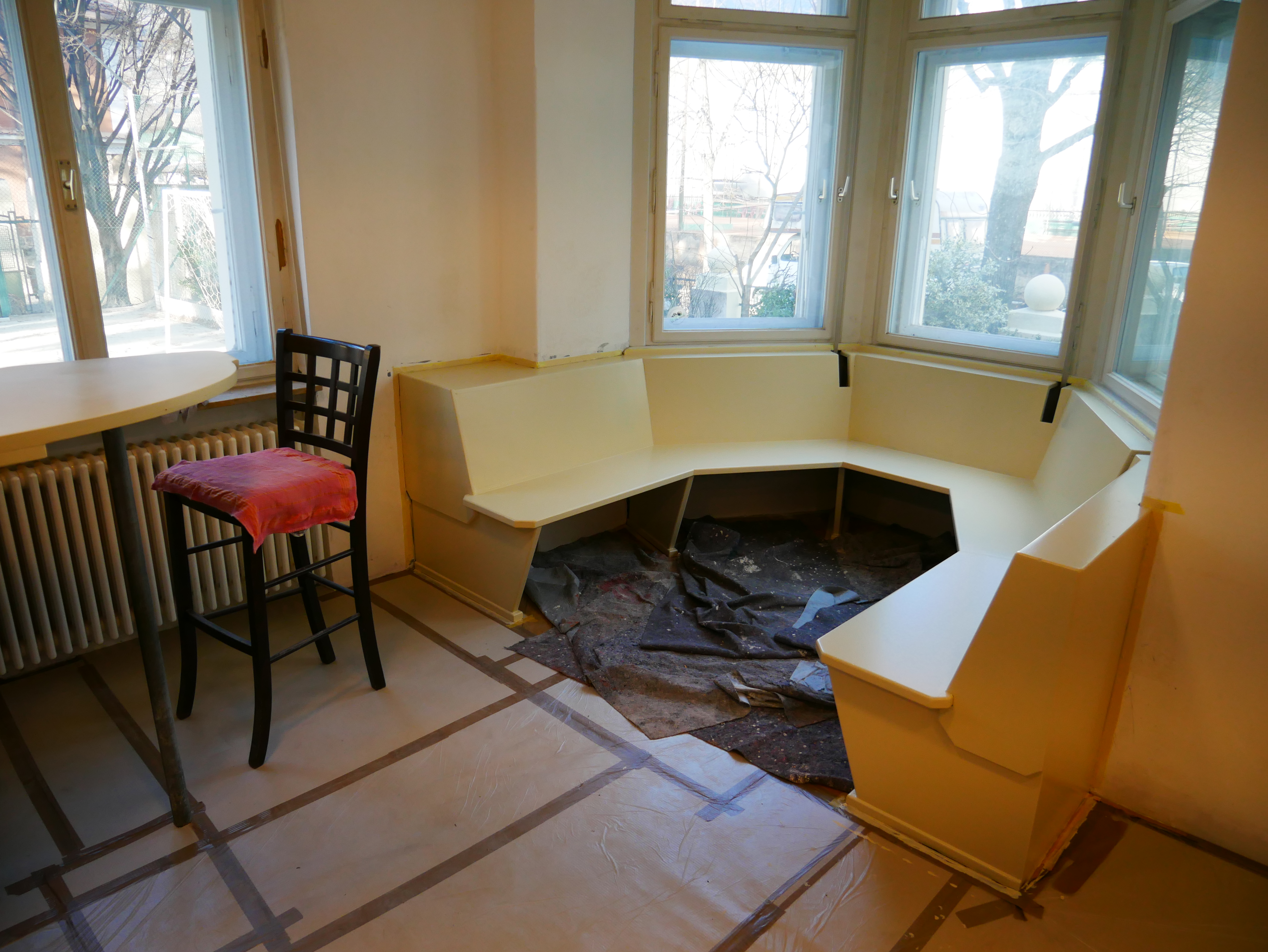Neuer Anstrich für die Barmöbel - Verniciatura per i mobili del bar - Jugendzentrum Jungle Meran - Centro giovani Jungle Merano