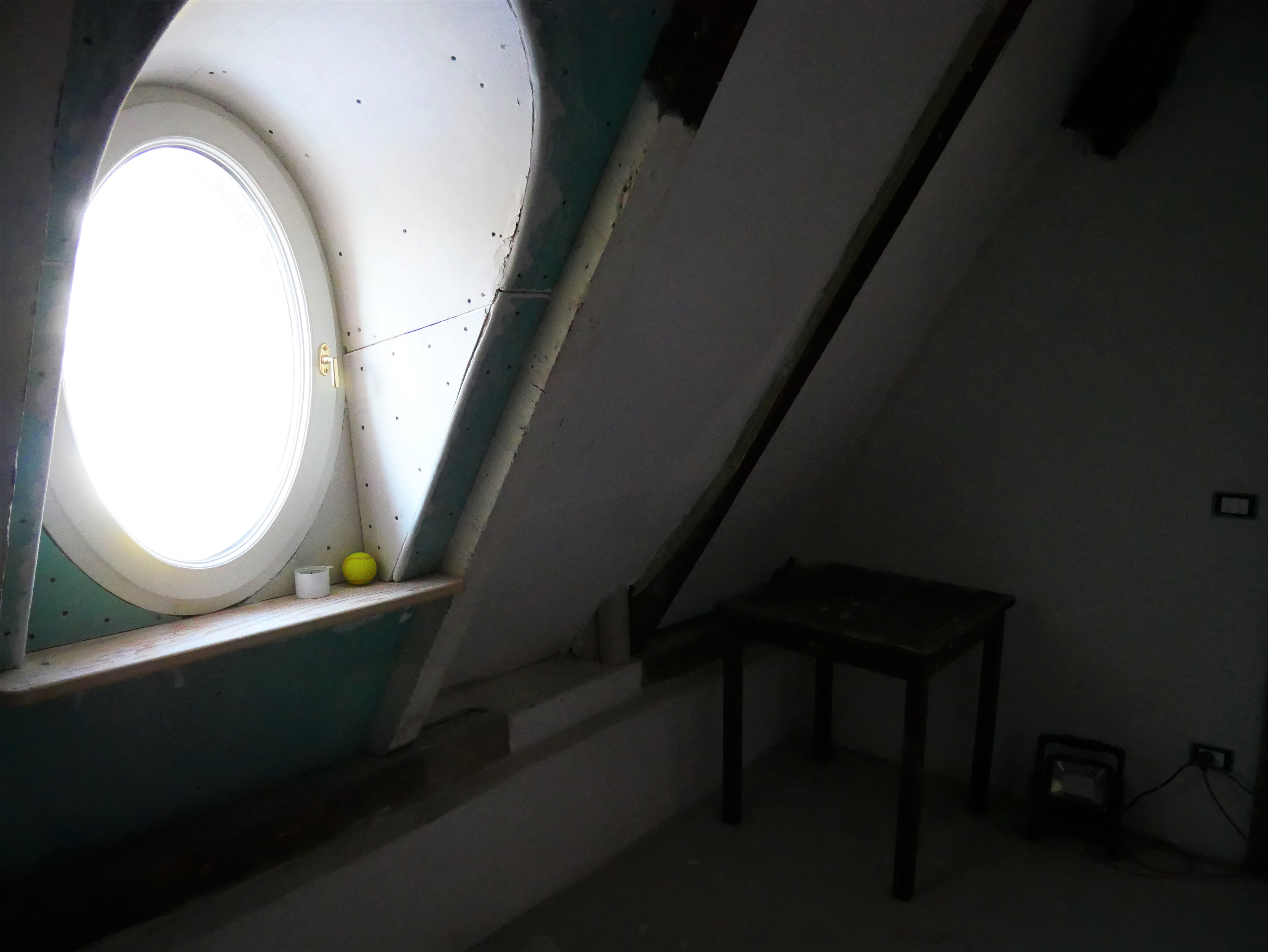 Fensterbänke im 2. Stock - Davanzali al 2. piano - Jugendzentrum Jungle Meran - Centro giovani Jungle Merano