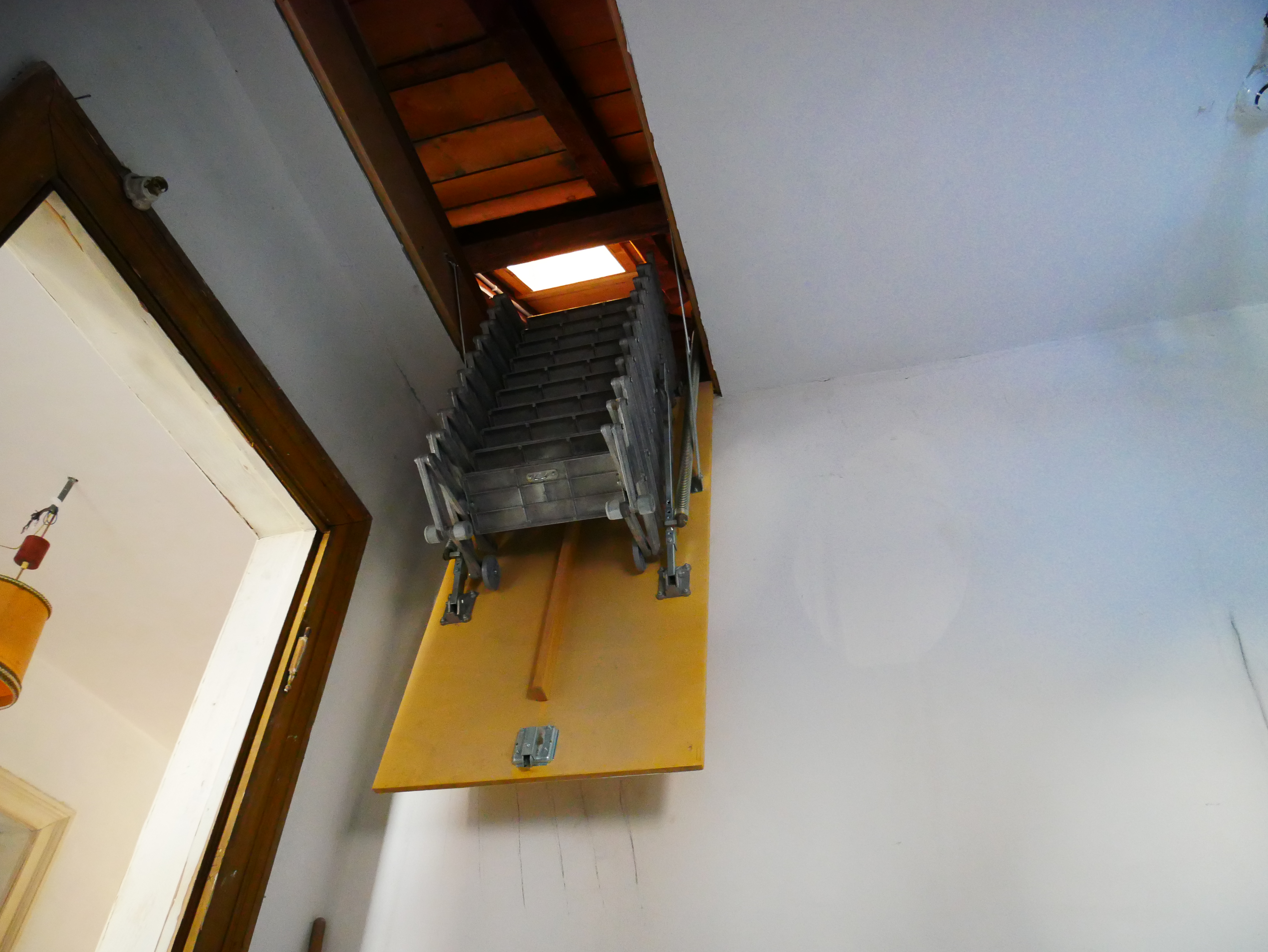 Ausziehbare Stiege für den Dachboden - Scala allungabile per la soffitta - Jugendzentrum Jungle Meran - Centro giovani Jungle Merano
