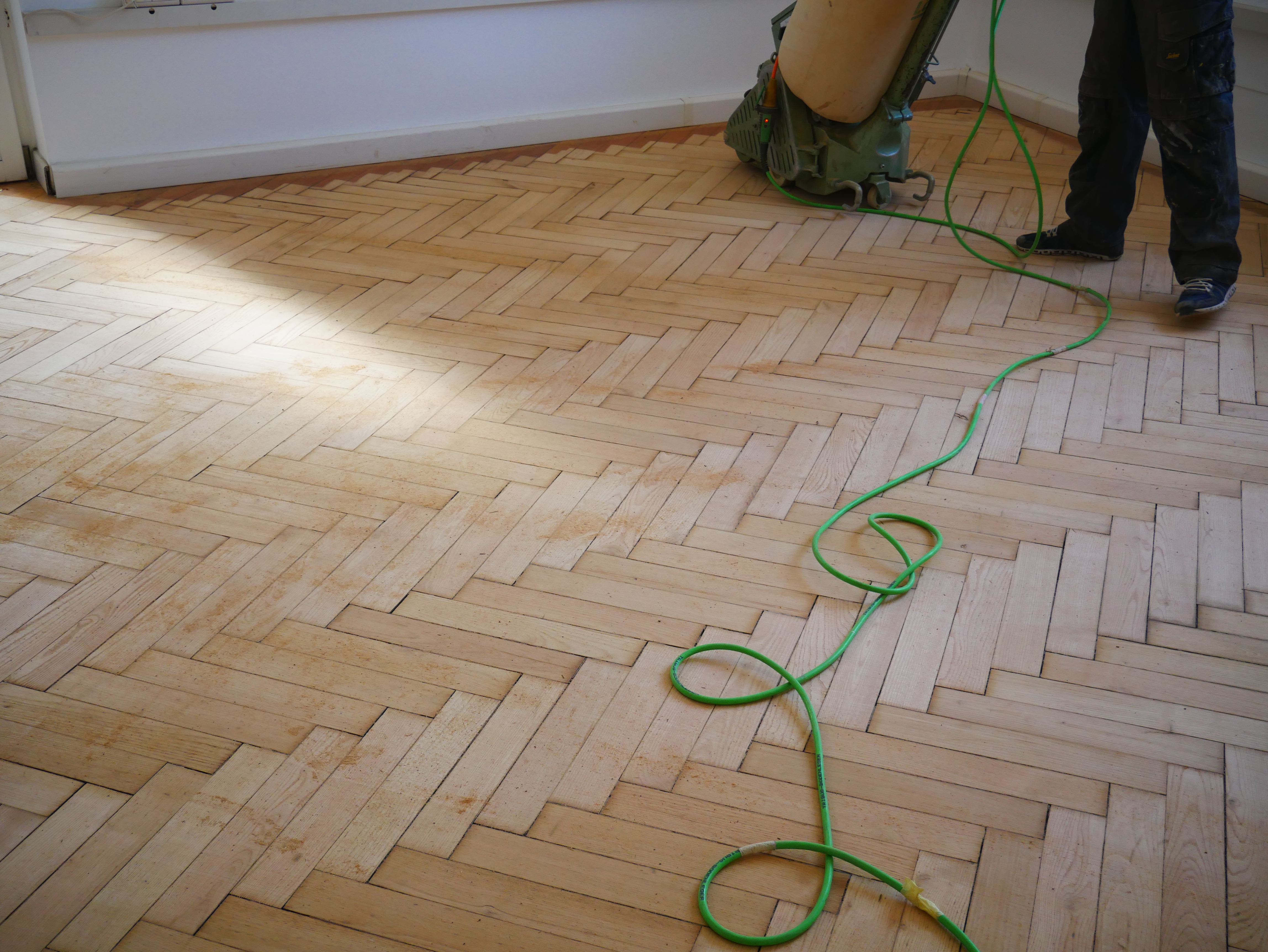 Holzbodenschliff im Büro - Levigatura del pavimento in legno nell'ufficio - Jugendzentrum Jungle Meran - Centro giovani Jungle Merano