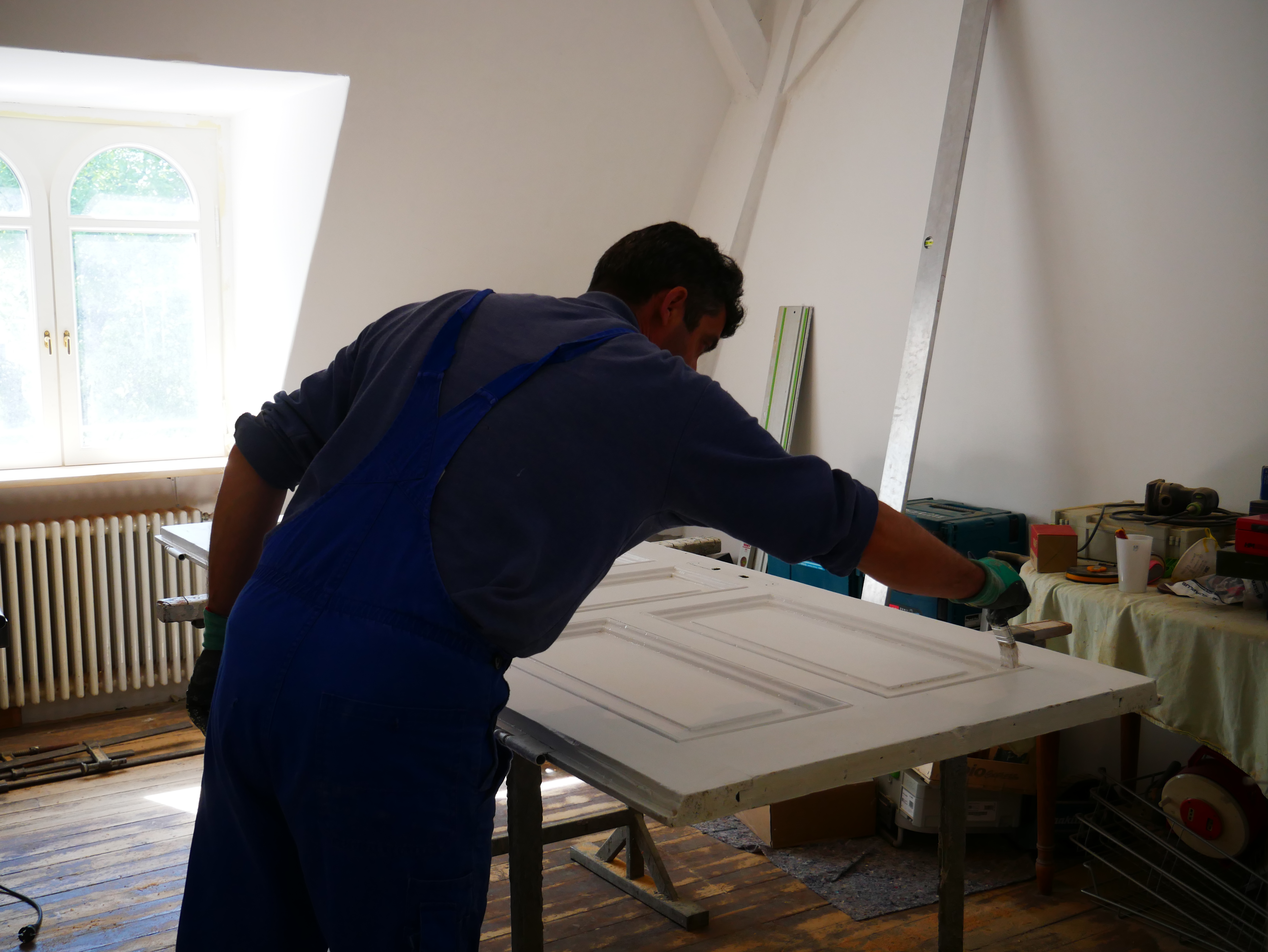 Die Türen im 2. Stock werden lackiert - le porte del 2. piano vengono laccati - Jugendzentrum Jungle Meran - Centro giovani Jungle Merano