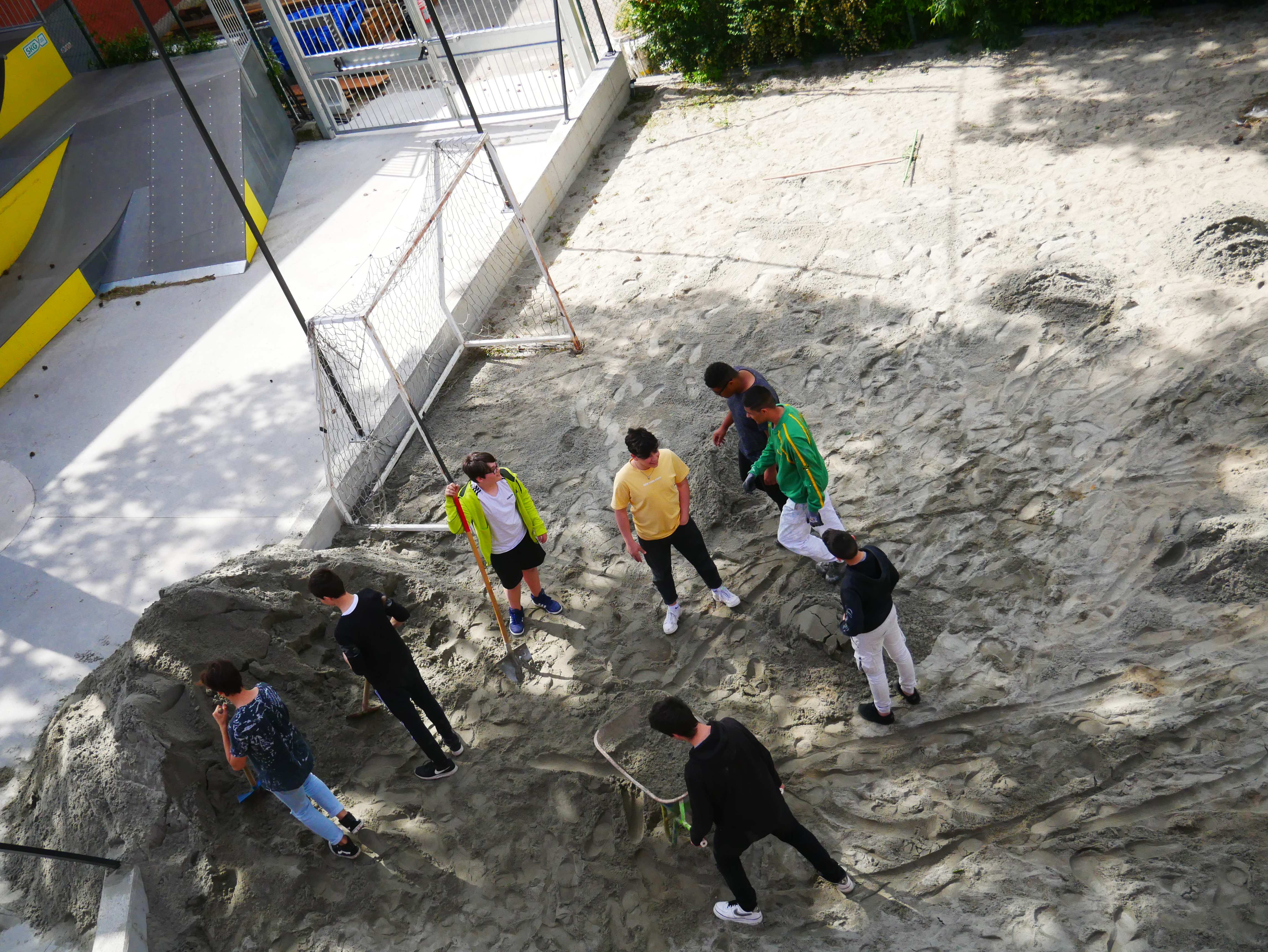 Sand fürs Beach-Volley-Feld - Sabbia per il campo beach-volley - Jugendzentrum Jungle Meran - Centro giovani Jungle Merano