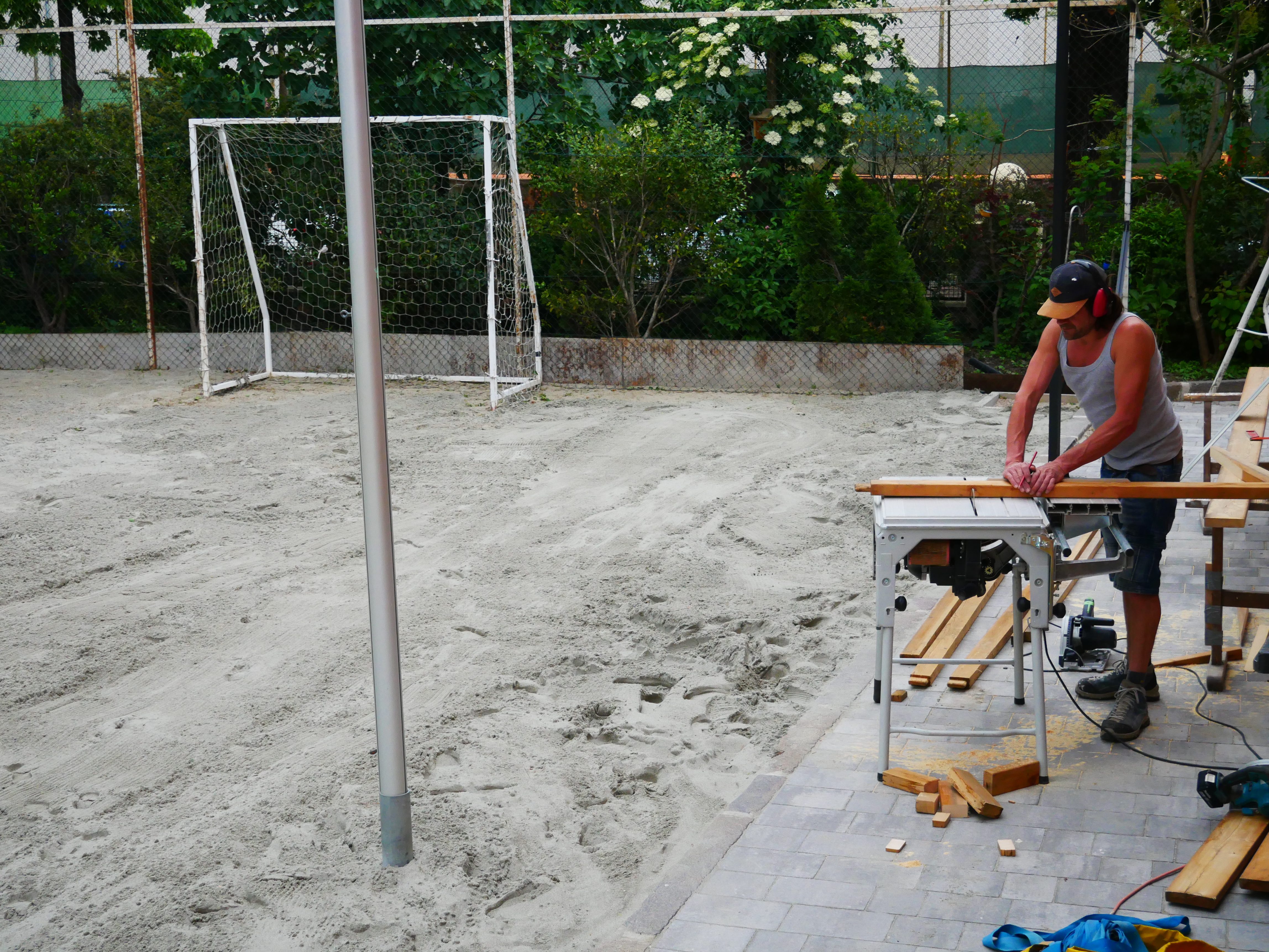Bau einer gemütlichen Bank - Costruzione di una panchina confortevole - Jugendzentrum Jungle Meran - Centro giovani Jungle Merano